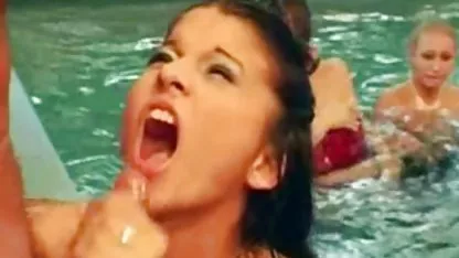 Tato rambut xxxbokep indon coklat Carmen berjalan keras