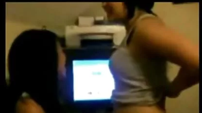 Pantat rambut coklat lalu lintas streaming xxx indo membungkuk dan Sepong, anal